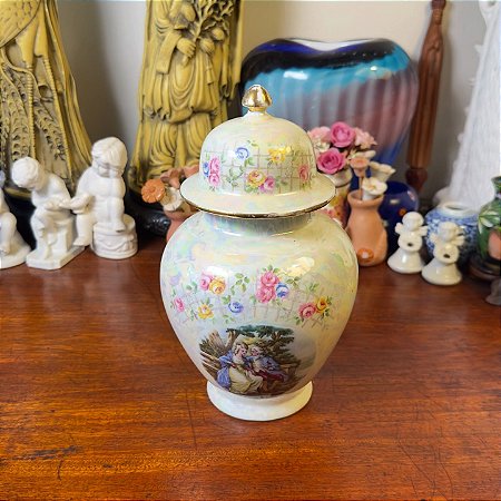 Potiche em porcelana com acabamento furta-cor.