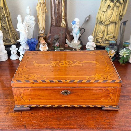 Antiga Caixa de Marchetaria