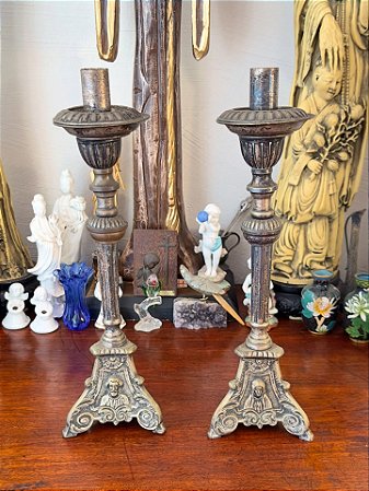 Par de castiçais antigos em metal.