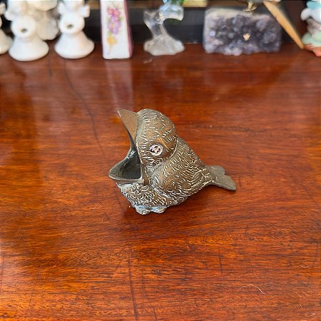 Antigo cinzeiro de mão em bronze