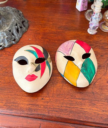 Par de máscaras decorativas de parede.