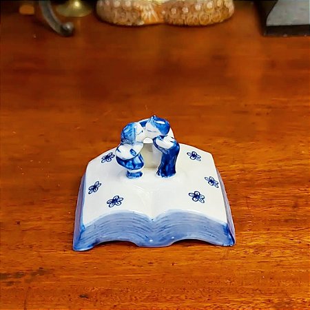 Pequeno enfeite casal em porcelana.