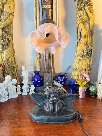 Abajur com base representando querubim.