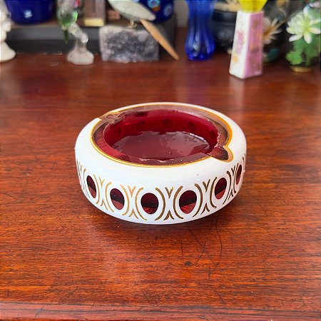 Cinzeiro Antigo em Cristal Overlay Rubi.