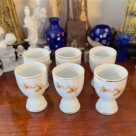 Conjunto de porta-ovos em porcelana Real.