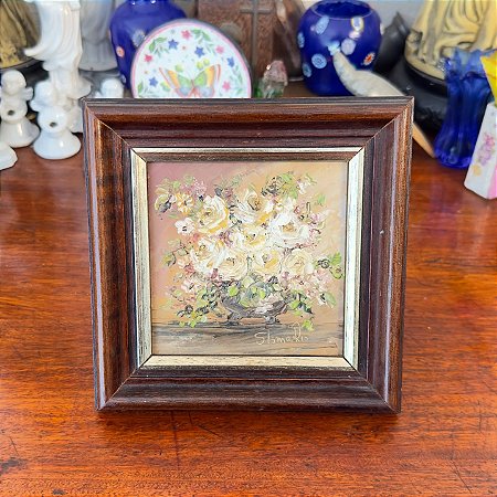 Pequeno quadro com pintura a óleo.