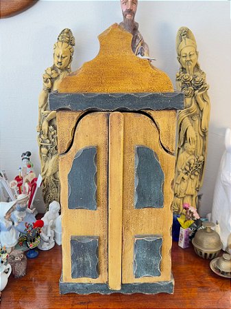 Antigo Oratório em Madeira Maciça.