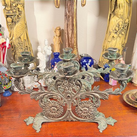 Antigo candelabro em metal.