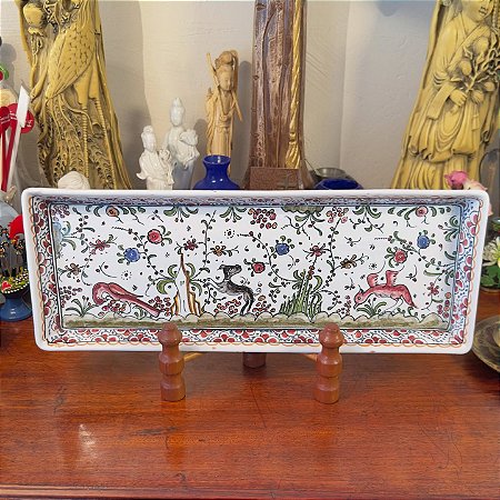 Travessa em faiança portuguesa, pintada à mão.