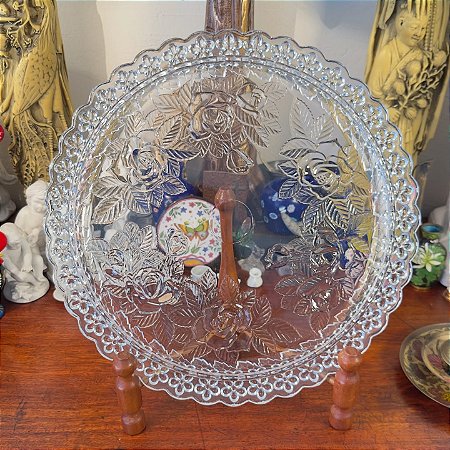 Elegante prato de bolo em vidro prensado.