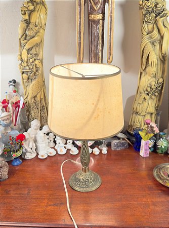 Abajur em Bronze com Base Ornamentada.