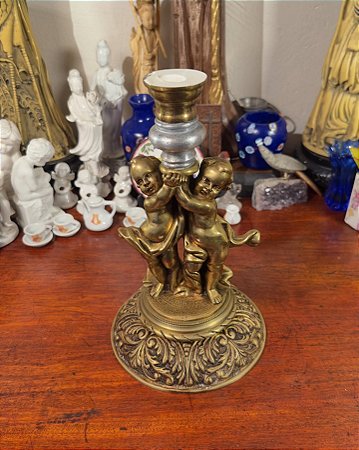 Antigo castiçal em bronze maciço.