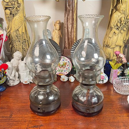 Antiga lamparina parede e mesa.