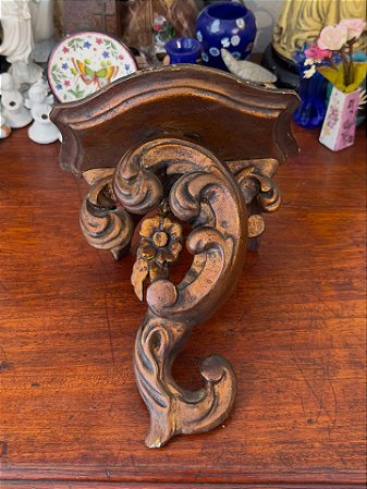 Antiga peanha entalhada em madeira.