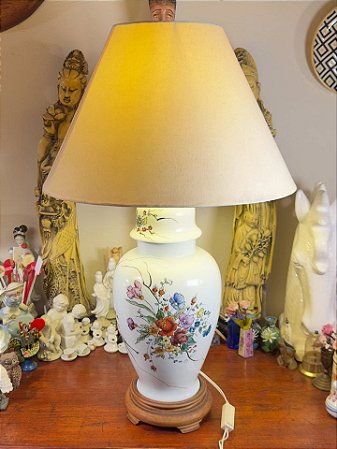 Abajur em porcelana oriental e base em Madeira.