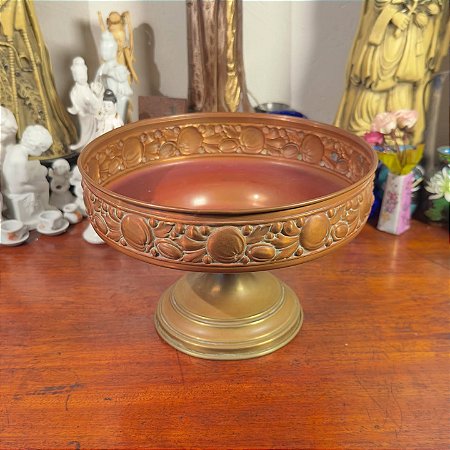 Fruteira de centro em metal trabalhado.