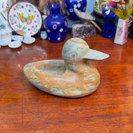 Escultura de pato esculpida em pedra sabão.