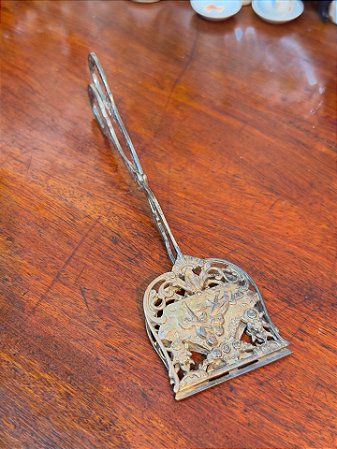 Pegador antigo espessurado a prata.