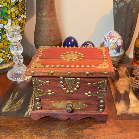 Caixa porta-Joia em madeira e metal.