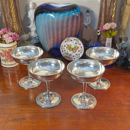 Antigo conjunto de taças.