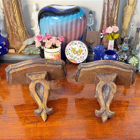 Par de peanhas em madeira entalhada e dourada.