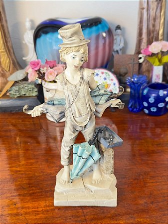 Escultura Vendedor de Guarda-chuvas em Resina