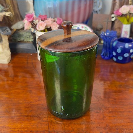 Pote de Vidro Verde Vat 69 com Tampa de Madeira.