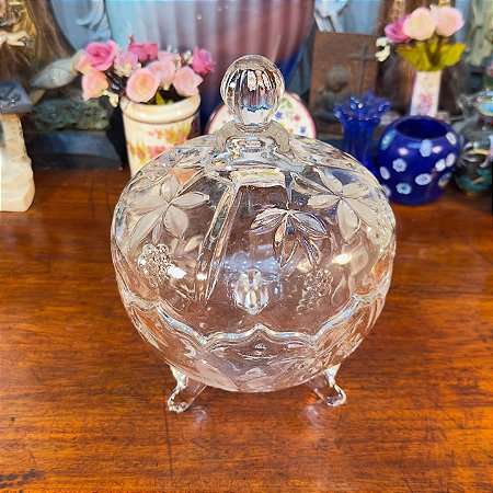 Bomboniere de Vidro com Pé e Lapidação Floral.
