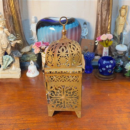 Lanterna Porta-Velas Em Metal Dourado.