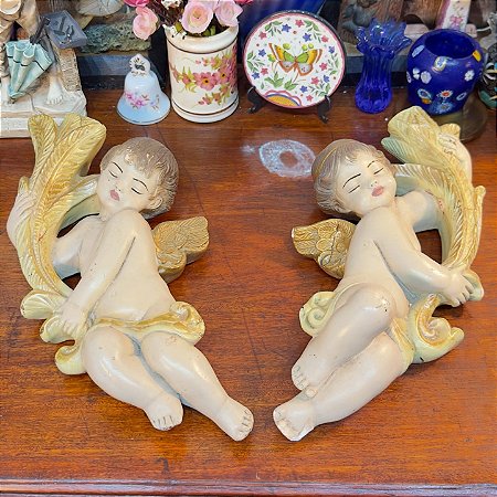 Par de querubins decorativos moldados em gesso.