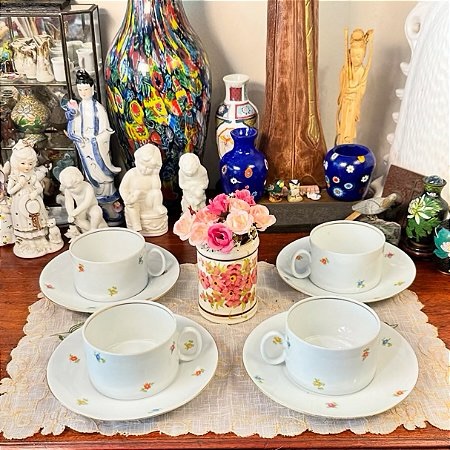 XÍCARA EM ANTIGA PORCELANA RENNER.