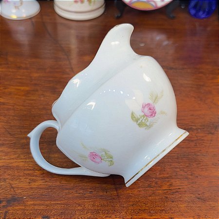 ANTIGA CREMEIRA EM PORCELANA REAL.