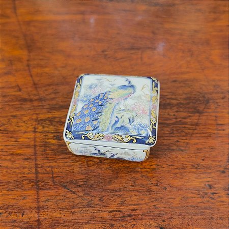 CAIXINHA ANTIGA EM PORCELANA PAVÃO.
