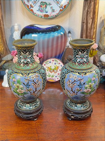 Par de Vasos Cloisonné com Base em madeira trabalhada.