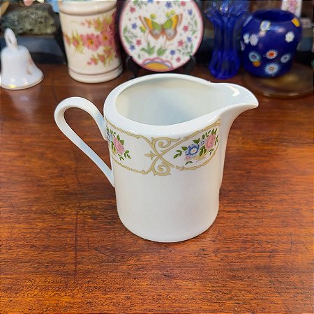 Pequena cremeira em antiga Porcelana Real.