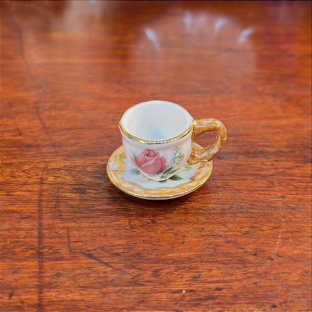 Miniatura de Xícara com Pires em Porcelana
