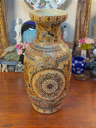 Vaso Satsuma decoração Moriage.
