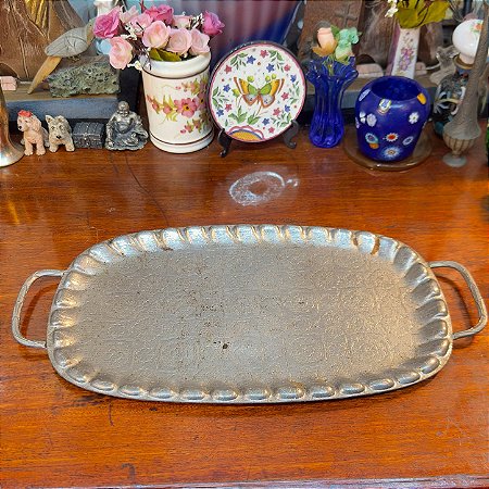 Bandeja de Metal Lavrada com Alças.