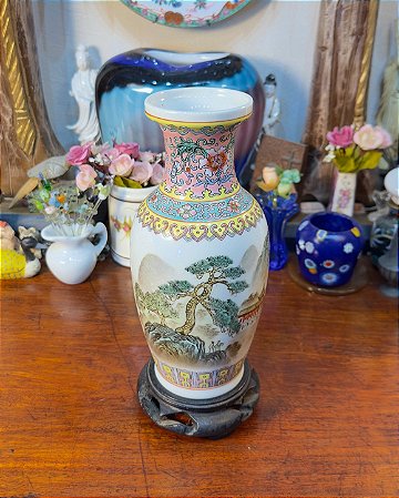 Vaso Chinês em Porcelana Famille Rose Paisagem Fluvial