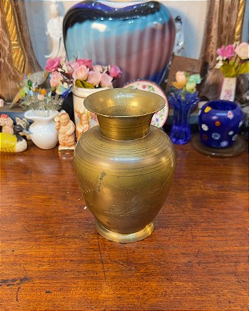 Vaso Bojudo entalhes florais.