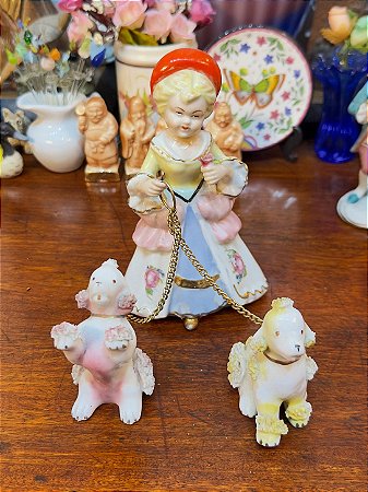 Antiga Escultura de Porcelana Dama com Poodles.