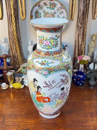 Vaso em Porcelana Chinesa Família Rosa (Figuras e Florais)