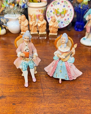 Antigo Par Estatuetas em Porcelana Casal Galante Rococó