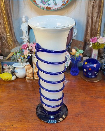 Vaso Solitário em Vidro Leitoso com Espiral Azul Cobalto. Anos 60.
