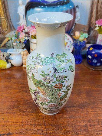 Vaso de Porcelana Chinesa Decorado com Pavões.