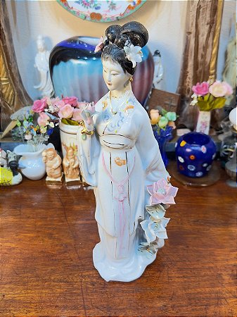 Antiga Gueixa em porcelana Oriental Flor de Lótus.