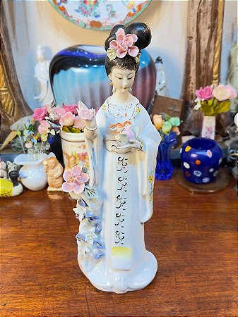 Antiga Gueixa em Porcelana Oriental com Ramos Florais em Relevo.