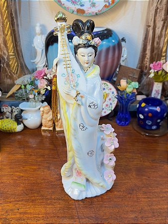 Antiga Gueixa em Porcelana Oriental Tocando Biw