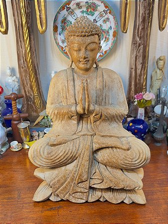Escultura de Buda Madeira em Postura de Meditação sobre Base de Lótus.