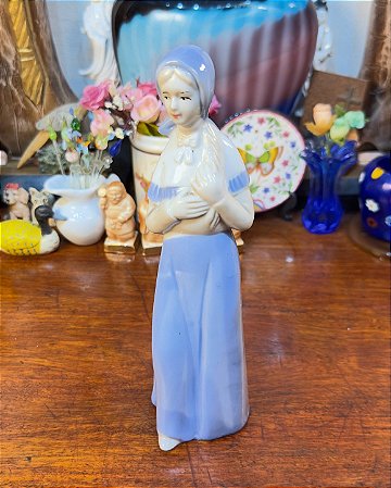Antiga Escultura Figurativa em Porcelana Estilo Lladró - Camponesa